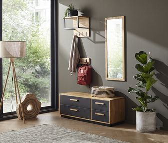 Garderobenset vor heller Fensterfront.