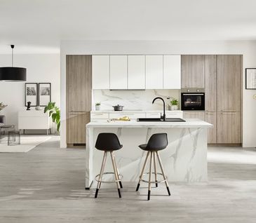 Moderne Inselküche in Weiß mit Marmoroptik, Holzakzenten und Barhockern.
