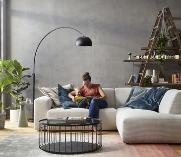 Beiges Ecksofa für kleine Räume. Modular anpassbar.