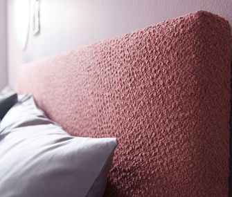 Rückenlehne von Polsterbett mit rosa Stoffbezug