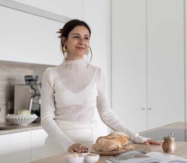 Content Creatorin Susanna Wurz an einer Kücheninsel