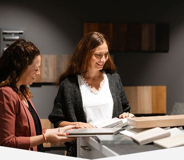 Küchenexpertin berät Kundin bei der Planung Ihrer neuen Küche im Küchenstudio.