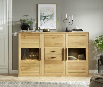 Dieses Highboard ist perfekt für den klassischen Einrichtungsstil geeignet. Highboard aus massiver Eiche mit einer gläsernen Schranktür