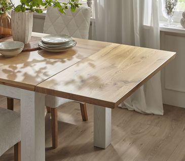 Holztisch aus Massivholz mit geölter Tischplatte.