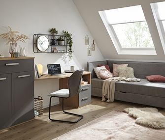 Kleine Möbel: Schmales Schreibtisch, niedrige Kommode und eine praktische Schlaffliege, die genau unter die Dachschräge passt