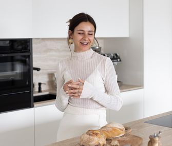 Susanna Wurz in moderner Inselküche beim Brotbacken