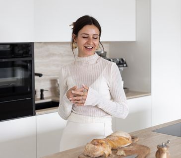 Susanna Wurz in moderner Inselküche beim Brotbacken
