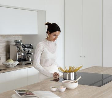 Susanna Wurz in ihrer Küche beim Kochen.