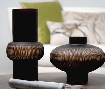 Zwei Deko-Vasen aus braunem Glas