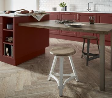 Inselküche in Rot mit weißer Arbeitsplatte.