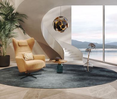 Relaxsessel mit goldenem Stoff mit kleinem Beistelltisch in modernem Wohnzimmer.