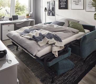 Blaues 2-Sitzer Sofa mit Schlaffunktion umgebaut zu einem bequemen Bett