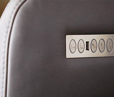 Die Knopfleiste der Relaxfunktion bietet dir viele Möglichkeiten zum Entspannen Grauer Ledersessel mit einer silbernen Knopfleiste für die Relaxfunktion