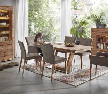 Eine Vitrine und ein Highboard aus Massivholz im Essbereich mit Esstisch.