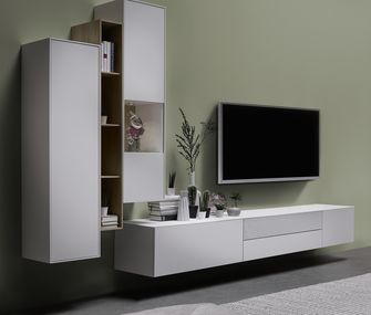 Weiße Wohnwand im minimalistischen Design mit Hängelowboard und zwei Vitrinen