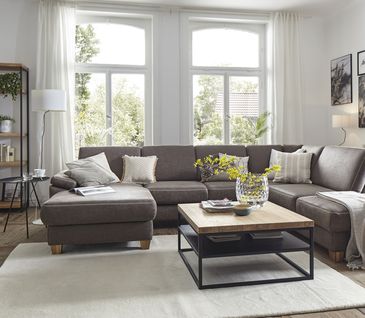 Graubraune Wohnlandschaft aus Leder in modernem Wohnzimmer.