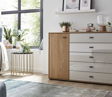 Kommode mit fünf Schubladen mit einer lackierten Glasfront und einer Tür mit Holzfront