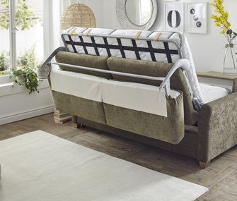 Grünes Schlafsofa wird in wenigen Schritten ausgezogen