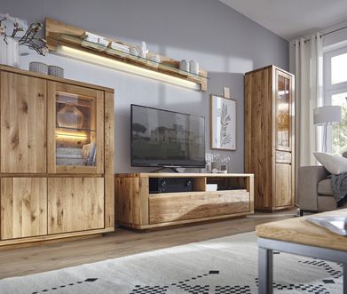 Wunderschöne Wohnwand aus Asteiche massiv mit einem Lowboard, Highboard, Wandboard und einer hohen Vitrine