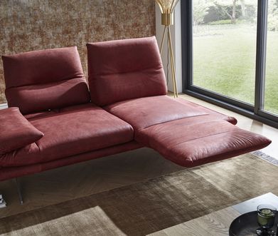 Ecksofa mit rotem Rauleder.