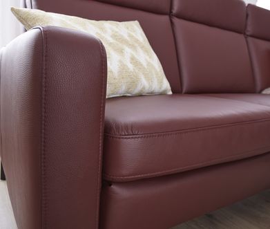Weinrotes Ledersofa mit pflegeleichtem Glattleder.