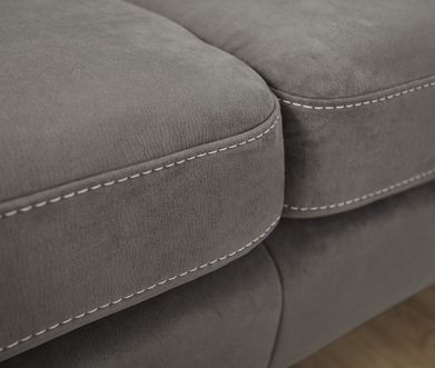 Detailbild von einem Sofa mit grauem Rauleder.