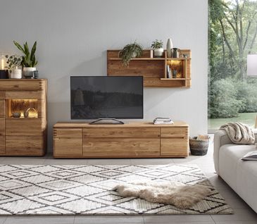 Wohnwand aus Wildeiche in natürlich eingerichtetem Wohnzimmer.