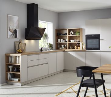 L-Küche in Sandgrau mit Holzakzenten und Essbereich.