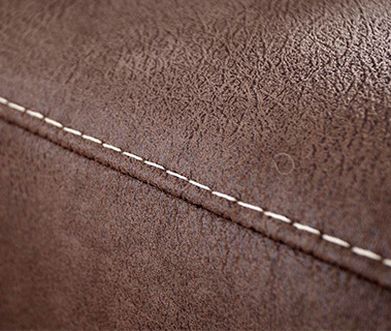 Robustes, braunes Echtleder mit einer weißen Naht