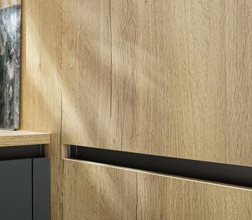 Nahaufnahme einer Küchenfront in Holzoptik.