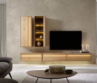 Minimalistische Wohnwand aus Eiche in puristisch eingerichtetem Wohnzimmer.