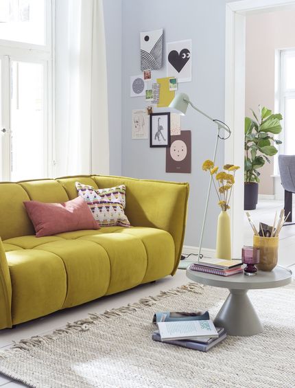 Gelbes Sofa in urbanem Wohnzimmer.
