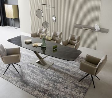 Großzügiges, modernes Esszimmer mit Esstisch aus Keramik mit grauen Lederstühlen.