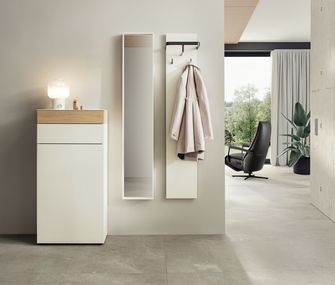 Elegante Garderobe im Eingangsbereich eines Hauses.