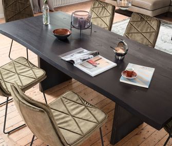 Schwarz geölter Esstisch mit Wangenfuß-Gestell und dunkelgrünen Polsterstühlen