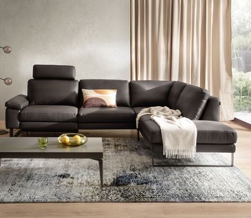Elegantes Ecksofa in minimalistisch eingerichtetem Wohnzimmer