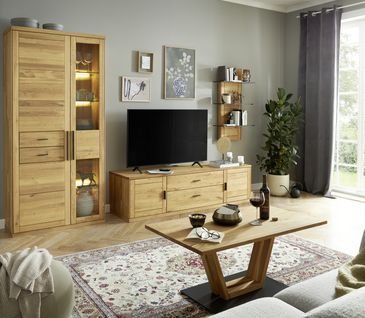 Klassisch eingerichtetes Wohnzimmer mit Wohnwand aus Holz und passendem Couchtisch.