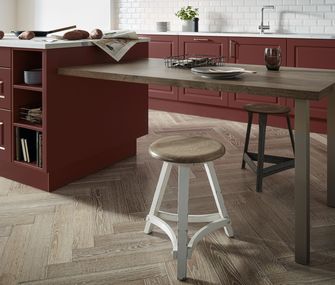 Rote Küche im Landhausstil mit Insel und Essplatz mir Arbeitsplatte aus Marmor