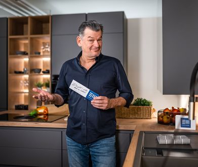 Mark Kühler präsentiert eine moderne Küche der Europa Möbel Collection.