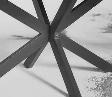 Gestell eines Gartentisches aus pulverbeschichtetem Edelstahl.