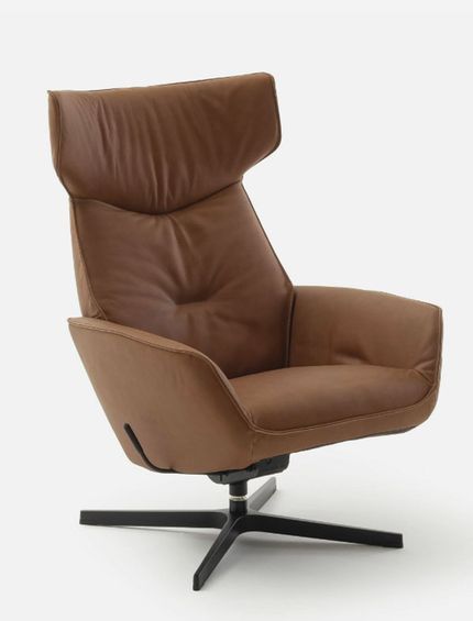 Ledersessel mit Drehfunktion in der Farbe Cognac.