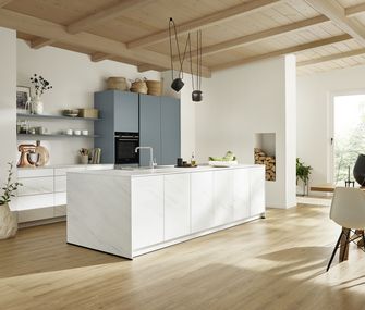 contur Küche in creme-weiss mit freistehendem Küchenblock contur Küche in creme-weiss mit freistehendem Küchenblock