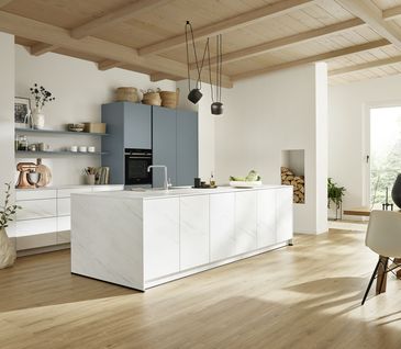 contur Küche in creme-weiss mit freistehendem Küchenblock