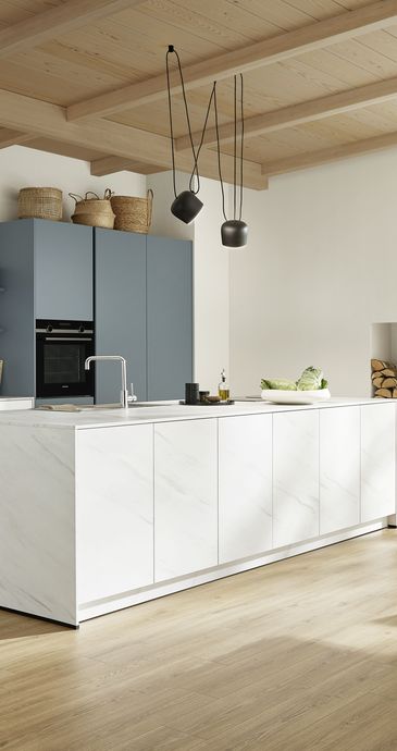 contur Küche in creme-weiss mit freistehendem Küchenblock