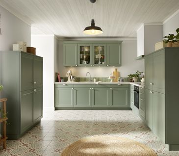 Grüne Landhausküche: Eckküche mit rustikalem, modernen Charme.