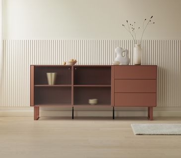 Rotes Sideboard mit 3 Schubladen und 2 Glastüren dekoriert mit zwei Vasen.