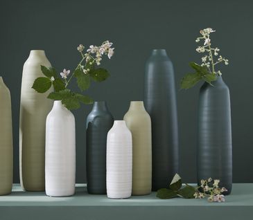 Vasen aus der gleichen Farbfamilie sind ideal, um Farbakzente zu setzen.