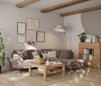 Gemütliches Wohnzimmer mit braunem Ecksofa, Couchtisch und Highboard aus Holz und moderner Deko.