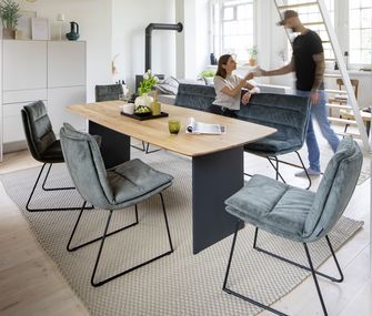 Die Möbel von RAUM.FREUNDE sind von skandinavischer Leichtigkeit geprägt. Essbereich mit Esstisch, vier Stühlen und passender Polsterbank in Blau.