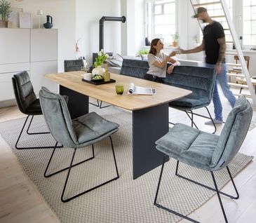 Essbereich mit Esstisch, vier Stühlen und passender Polsterbank in Blau.